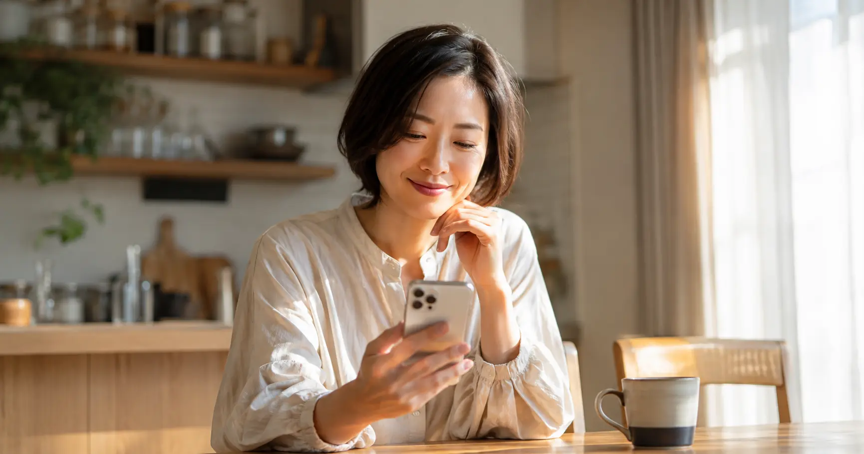 モフ（mof.live）の報酬体系をスマホで確認するチャットレディのイメージ